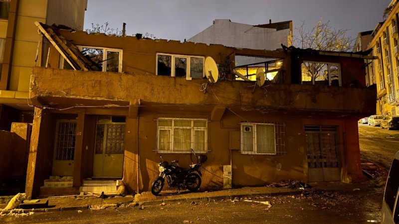 İstanbul'da iki bina alev alev yandı