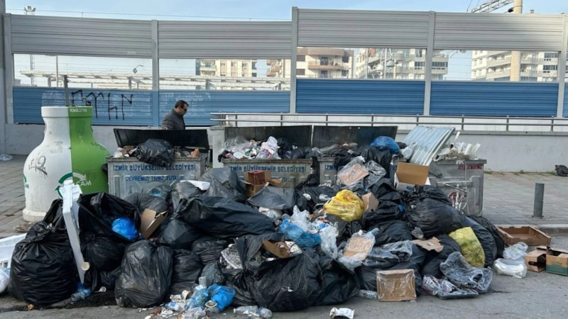 Çiğli'de belediye işçilerinin grevi ikinci gününde