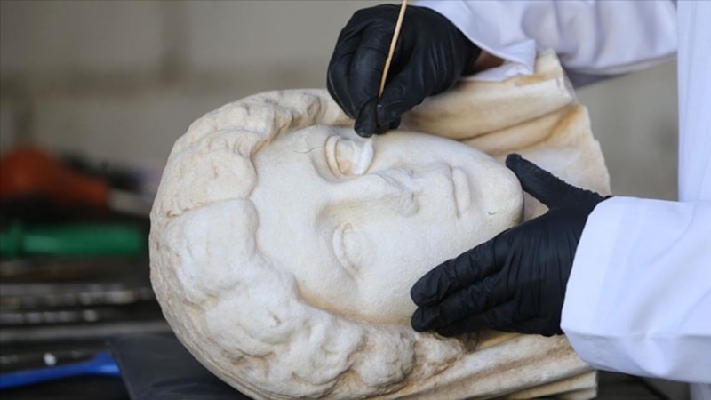 Tarihi eserler uzman ekiplerin cerrah titizliğindeki çalışmalarıyla sergilenmeye hazırlanıyor