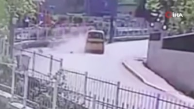 Kocaeli'de taksi ile motosiklet kafa kafaya çarpıştı