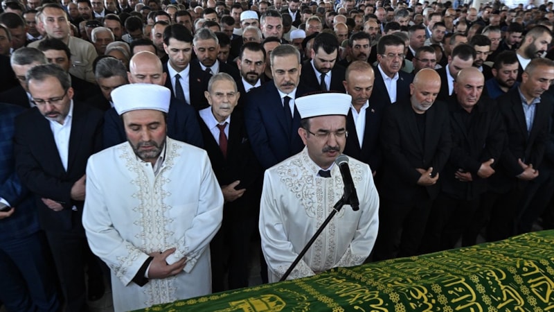 Eski bakan Mevlüt Çavuşoğlu'nun babası için cenaze töreni düzenlendi