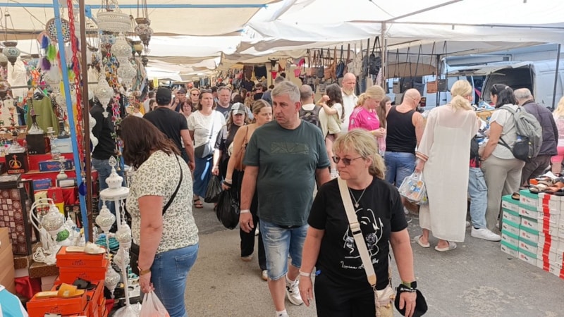 Antalya’da otellerinden çıkan turistler minibüslerle pazara geliyor