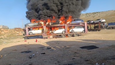 Hatay'da park halindeki oto çekerde yangın: 6 otomobil kullanılamaz hale geldi