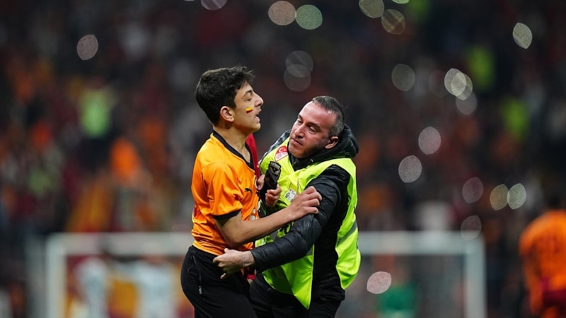 Galatasaray - Bodrum FK maçında sahaya taraftar girdi