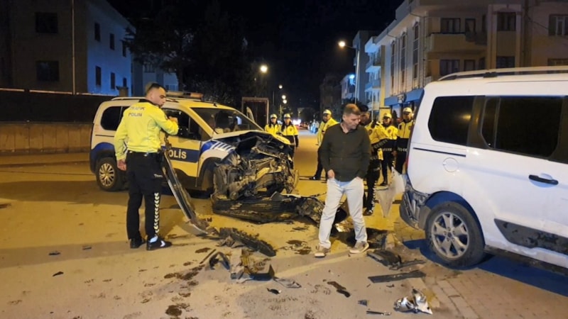 Bursa'da zincirleme kazada 2 polis memuru yaralandı