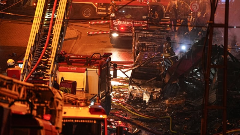 İstanbul'da iş merkezinde başlayıp binaya sıçrayan yangın söndürüldü
