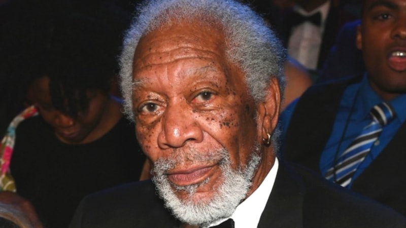 Sebebi tarz değil!  Morgan Freeman bakın neden küpe takıyormuş...