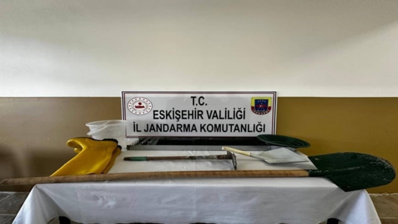 Eskişehir'de kaçak kazı yapan şüpheliyi jandarma suçüstü yakaladı