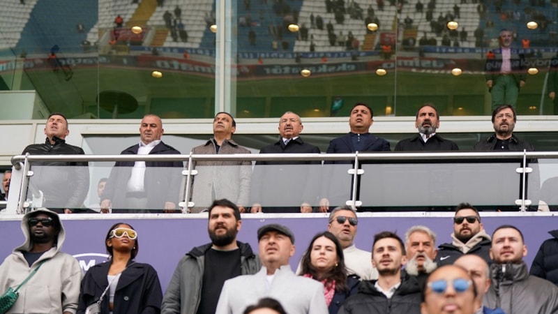 Mecnun Otyakmaz, Kasımpaşa - Sivasspor maçını tribünden izledi