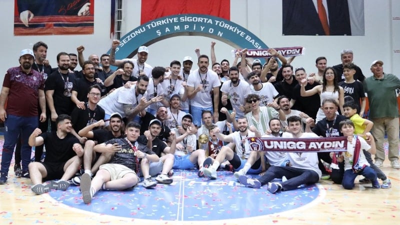 Şampiyon Trabzonspor kupasını aldı