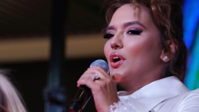 Demet Akalın'dan sigara içen seyirciye sert tepki