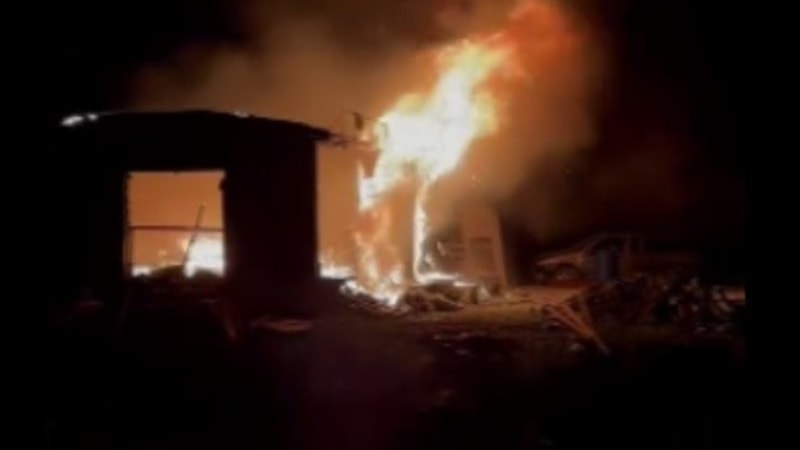 Hatay'da hurdacı dükkanı alevlere teslim oldu