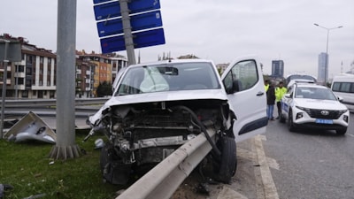 Ümraniye'de araç otoyolda bariyerlere saplandı: 2 yaralı