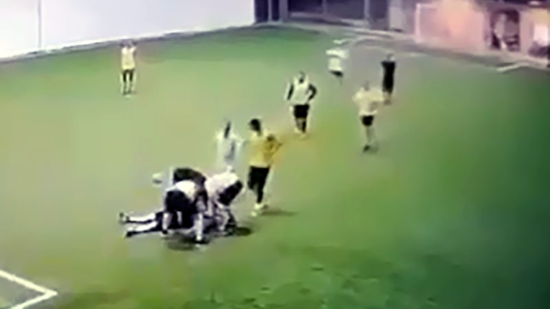 Adana'da halı sahada düşüp öldü