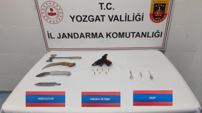Yozgat'ta şüpheli otomobilde tabanca ve balta bulundu