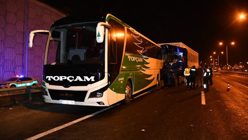 Bilecik’te öğrenci taşıyan otobüse tır çarptı: 18 yaralı