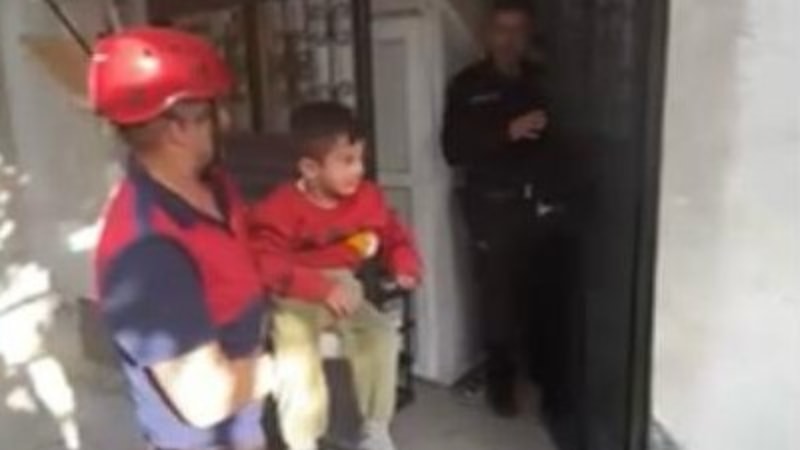 Osmaniye'de oyun oynarken mahsur kalan çocuğu itfaiye kurtardı