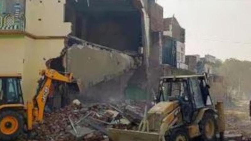 Hindistan'da 4 katlı bina çöktü