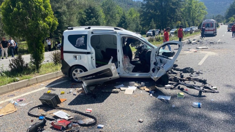 Muğla'da 4 araç birbirine girdi:1 ölü 4 yaralı