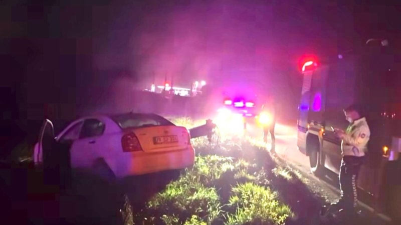 Samsun'da otomobil aydınlatma direğine çarptı