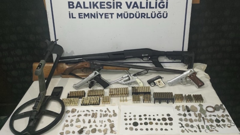 Balıkesir'de ruhsatsız silah ve tarihi eser operasyonu