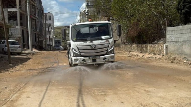 Mazıdağı'nda belediye, bozduğu yollara parke taşı döşemek yerine su döktü