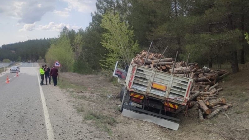 Karabük'teki kazada odun yüklü tır devrildi