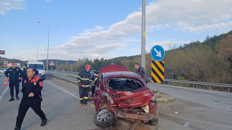 Çorum’da iki otomobil çarpıştı: 3 yaralı