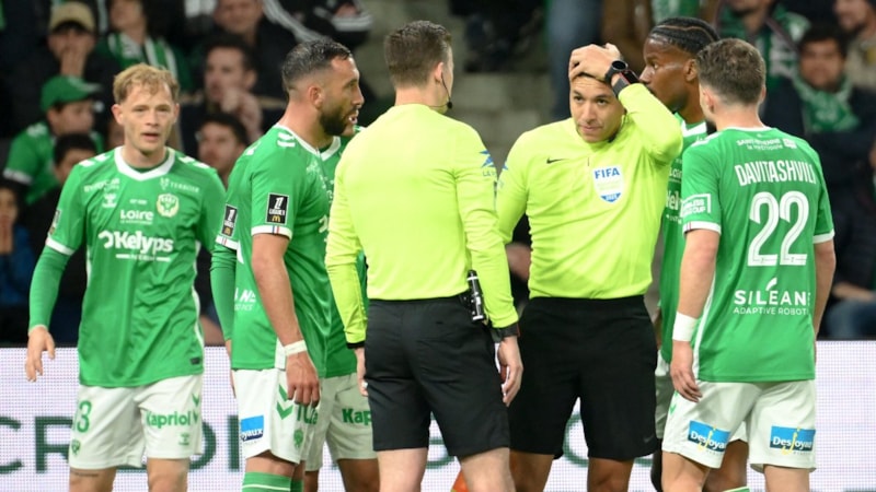 Fransa'da şaşkına çeviren olay: Hakeme tribünden mermi attılar