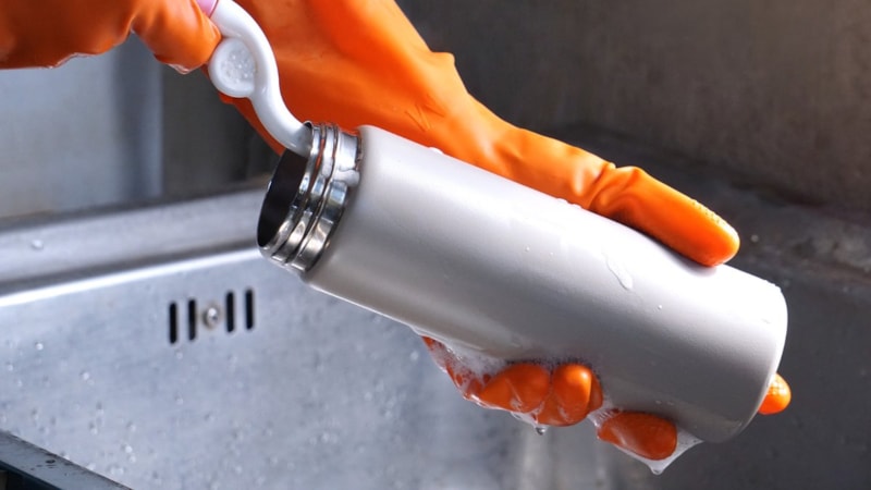 Kokan termoslar ve su şişeleri tarihe karılıyor! Bu yöntem kokudan eser bırakmıyor