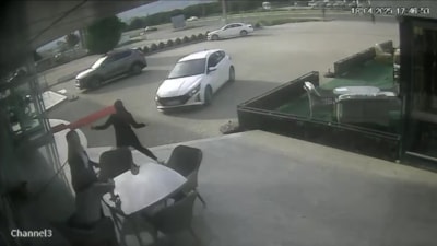 Balıkesir'de motosiklet ile çarpışan araç, mağazaya daldı: 2 ağır yaralı