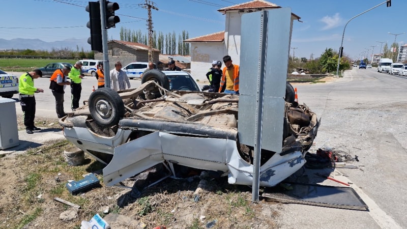 Karaman'da kaza yapan otomobil ters döndü