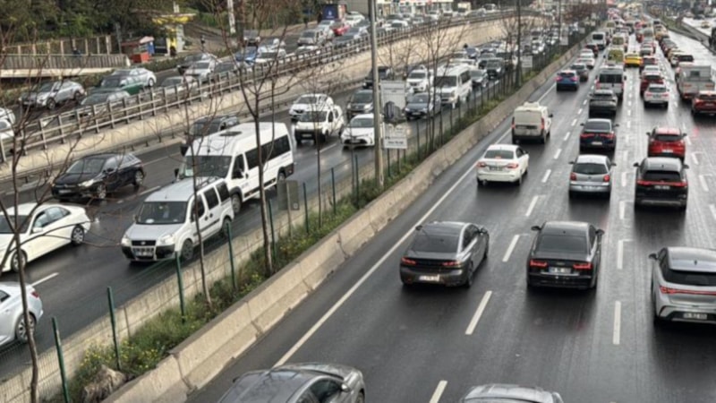 İstanbul Tuzla'da D-100 kara yolunun Ankara istikametinde yol çalışması