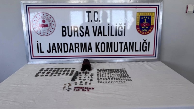 Bursa'da 226 sikke ve minyatür heykel ele geçirildi