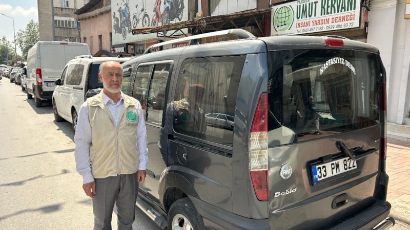 Mersin'de Gazze için aracını bağışladı