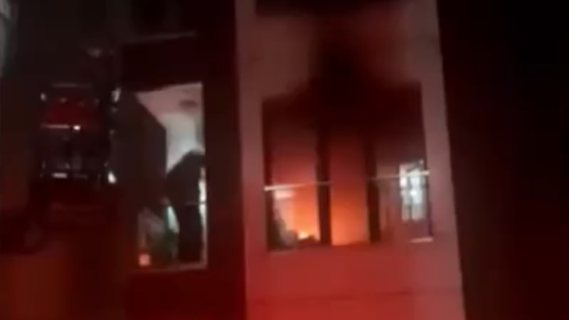 İstanbul'da yangın çıkan ev küle döndü