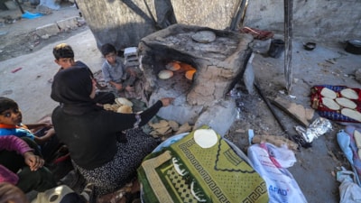 İsrail ablukası altındaki Gazzeliler, yakıt krizini plastik ve kağıtla aşmaya çalışıyor