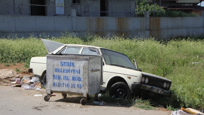 Antalya'da Tofaş marka otomobili çöpe attılar