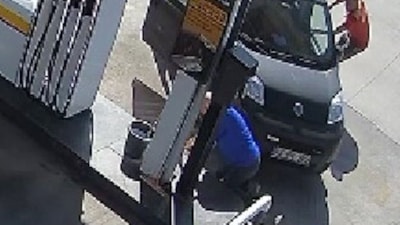 Afyonkarahisar'da akaryakıt istasyonu çalışanı, el frenini çekerek faciayı önledi