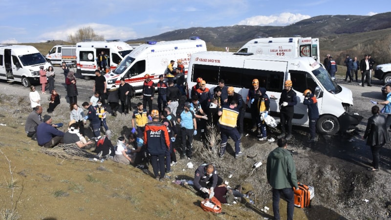 Sivas'ta minibüs ile otomobil çarpıştı: 1 ölü 17 yaralı