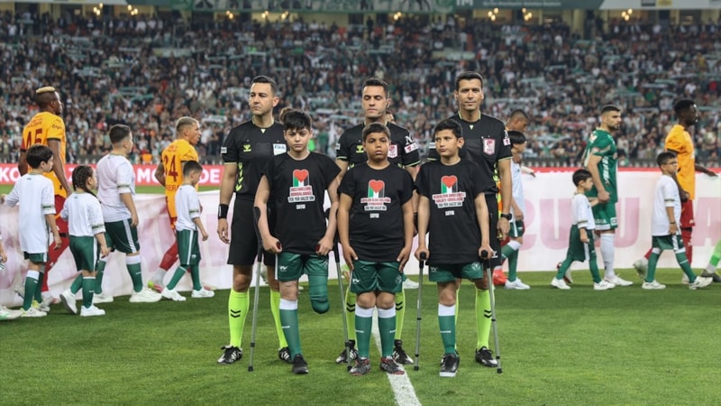 Konyaspor - Galatasaray maçında Gazzeli çocuklarla seremoniye çıkıldı