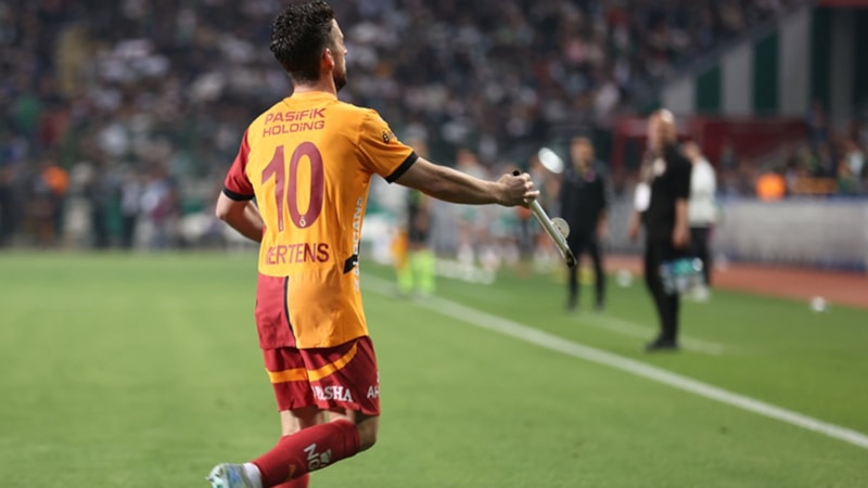 Konyaspor - Galatasaray maçında sahaya demir parçası atıldı!