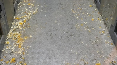 Ankara'da üst geçit asansöründeki çöpler tepki çekti