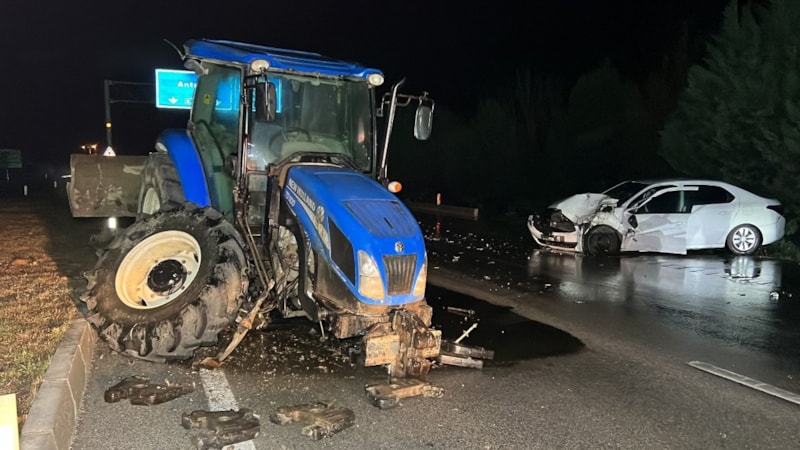 Burdur'da ters yönde ilerleyen traktör ile otomobil çarpıştı: 2 yaralı