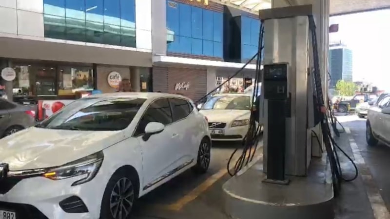 İstanbul'daki deprem sonrası insanlar benzin istasyonlarına akın etti