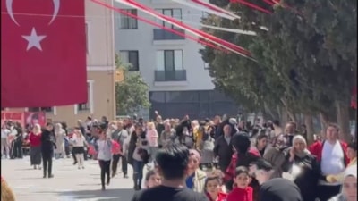 İstanbul'da öğrenciler depreme 23 Nisan gösterilerinde yakalandı