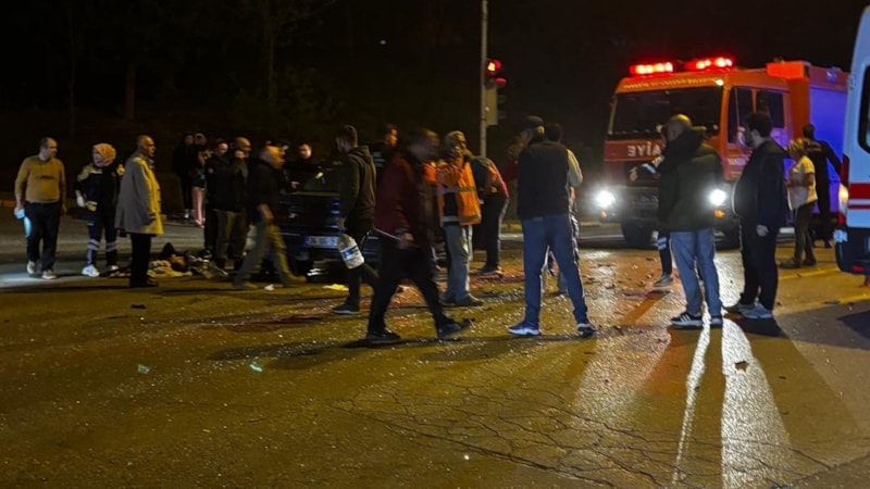 Sakarya’da duble yolda iki otomobil çarpıştı: 1’i ağır 7 yaralı