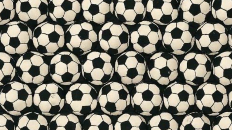 IQ Testi: Bu Resimdeki Farklı Futbol Topunu 5 Saniyede Bulan, Dahi Sayılıyor