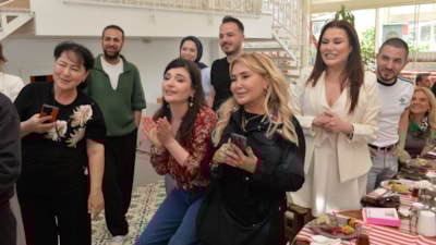 Leyla dizisinin yıldızı Gonca Vuslateri kızı Asya'nın 1. yaş günü için parti verdi