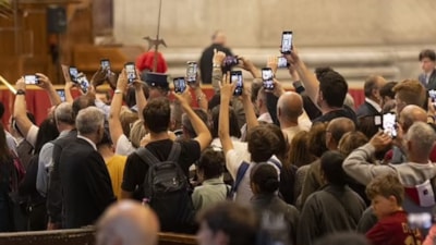 Papa Francis'in cansız bedeni başında fotoğraf çekme yarışı